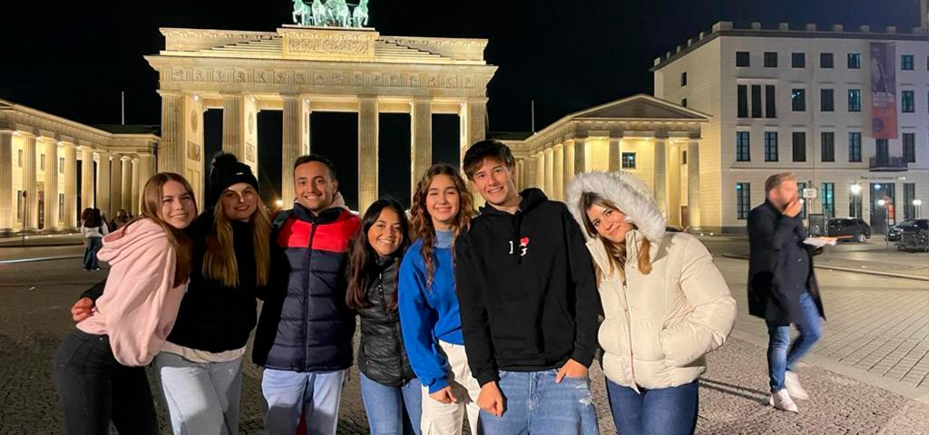 J&oacute;venes del Programa ALMA ante la Puerta de Brandeburgo